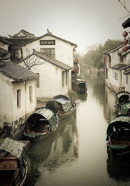 江南烟雨画屏中,半镜斜窗弄小红