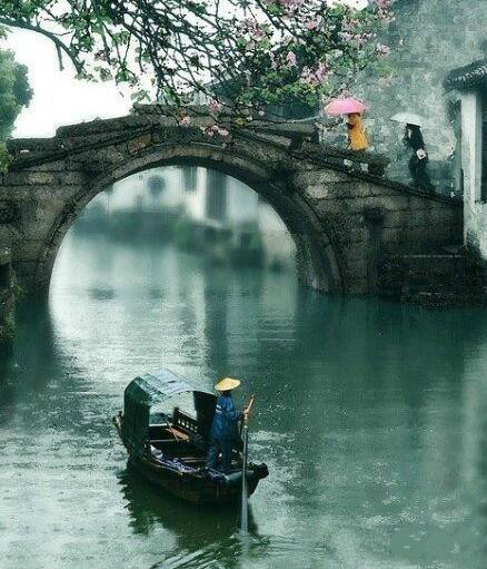 江南烟雨画屏中,半镜斜窗弄小红