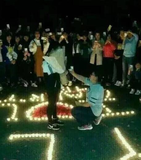 陕西：女大学生单膝下跪向另一女生求婚 相拥亲吻(图