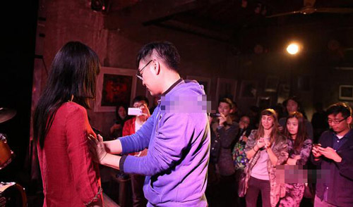 女诗人邀观众摸胸半个钟头 称观众很温柔