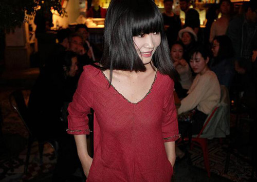 女诗人邀观众摸胸半个钟头 称观众很温柔