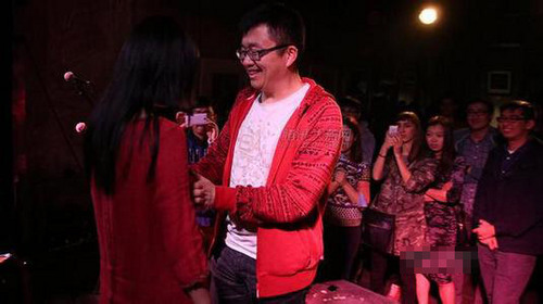 女诗人邀观众摸胸半个钟头 称观众很温柔