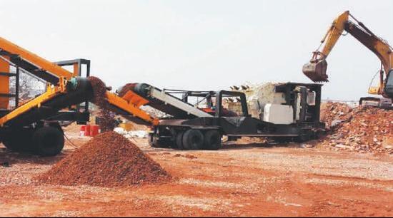 河南：郑州工地现吃垃圾机器 吞下建筑垃圾吐出砖瓦料