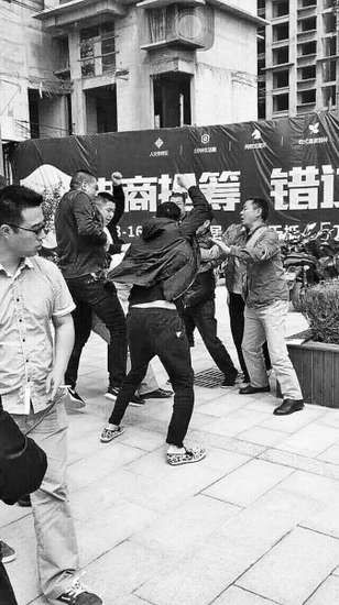 河南：业主向开发商维权遭暴打 警方已介入