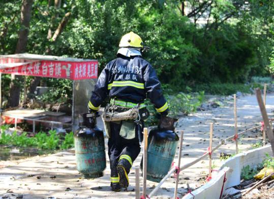 河南郑州一非法液化气灌装点发生爆炸 