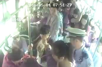 河南;郑州三美女公交上组团偷盗 遭大妈抓现行