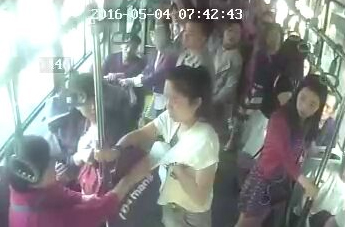 河南;郑州三美女公交上组团偷盗 遭大妈抓现行