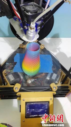 河南大学生研发3D彩色打印机获科技金奖