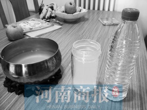 自来水管流出来的水煮过后，就成了杯子中这种颜色