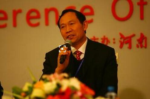       6月2日18点45分，中纪委发布了河南省委原常委、洛阳市委原书记陈雪枫和辽宁省人大常委会原党组成员、副主任王阳严重违纪被双开的通报。      在对陈雪枫的通报中称，其“严重违反政治纪律和政治规矩，搞团团伙伙、培植私人势力，对抗组织审查”。这是中纪委通报中，首次使用“培植私人势力”这一表述。       陈雪枫      中纪委通报首现“培植私人势力”      中纪委通报中称，“陈雪枫严重违反政治纪律和政治规矩，搞团团伙伙、培植私人势力，对抗组织审查；严重违反中央八项规定精神，违规出入私人会所；严重违反组织纪律，为谋求职务升迁在民主推荐中拉票，篡改年龄，违规插手原任职单位人事安排；严重违反廉洁纪律，违规从事营利活动，搞权色、钱色交易；严重违反群众纪律；严重违反工作纪律，违规帮助亲属解决私人事务；利用职务上的便利在企业经营等方面为他人谋取利益并收受财物，涉嫌受贿犯罪；在国有企业改制中不正确履行职责，造成国有资产重大损失，涉嫌失职渎职犯罪。”      通报中称，陈雪枫身为党的高级领导干部，理想信念丧失，严重违反党的纪律，且党的十八大后仍不收敛、不收手，性质恶劣、情节严重。这是中纪委对官员落马通报中，首次提到“培植私人势力”这一表述。      此前，广东省纪委要求党员领导干部必须带头严守政治规矩，以更强的党性意识、政治觉悟和组织观念要求自己，坚持做到“五个决不允许”。其中第二个“决不允许”是：“必须维护党的团结，决不允许在党内培植私人势力”。      另外，民政部部长李立国在去年主持召开党组理论学习中心组扩大会议时，他强调，坚决维护党的团结，决不允许在党内培植私人势力。      今年1月开始正式实施的《中国共产党纪律处分条例》第五十二条规定：在党内搞团团伙伙、结党营私、拉帮结派、培植私人势力或者通过搞利益交换、为自己营造声势等活动捞取政治资本的，给予严重警告或者撤销党内职务处分；情节严重的，给予留党察看或者开除党籍处分。      陈雪枫“培植”的“私人势力”去哪儿了？      陈雪枫是河南开封人，1985年11月入党，1975年10月参加工作，1982年1月中国矿业学院选煤专业本科毕业，博士研究生学历，管理学博士，教授级高级工程师、高级经济师。      从选煤专业本科毕业的陈雪枫曾长期在煤矿领域工作，历任义马矿务局生产处技术员，观音堂煤矿选煤厂副厂长、厂长、副矿长、矿长，义马矿务局副局长，鹤煤集团总经理。2000年7月至2008年11月，陈雪枫历任永城煤电(集团)公司总经理、董事长、党委书记。       2008年11月，陈雪枫出任河南煤业化工集团董事长、党委书记。2011年1月，陈雪枫离开经营多年的煤矿领域，出任河南省政府副省长、党组成员，成为一名省部级官员。2013年，陈雪枫出任洛阳市委书记。       据媒体报道，在离开煤炭系统后，陈雪枫要“出事”的说法开始在系统内流传，“那么多和他共事的人都落马了”。      陈雪枫担任洛阳市委书记期间，伊川县委书记郭宜品被提拔为洛阳副市长，任职不到半年畏罪潜逃，2014年8月在长沙落马。2014年3月，洛阳副市长谭建忠调任洛阳市委常委、市委秘书长。5月，谭建忠被河南省纪委查处。   郭宜品被抓现场      郭宜品被抓现场      近几年，河南国企成为腐败重灾区。2009年，河南中原大化集团原董事长、总经理兼党委书记陈留栓因受贿罪被判处有期徒刑14年；2010年，鹤煤集团原董事长李永新因挪用巨额公款，在河南省安监局副局长位置上落马；陈雪枫的“死对头”，曾与他竞争过河南煤业化工集团董事长的义煤集团原董事长武予鲁也因涉嫌贪污受贿、内幕交易等在2013年被双规。      曾有知情人士透露，在执掌河南煤业化工集团期间，力求快速扩张的陈雪枫曾从周永康之子周滨手中买了一块新疆的煤田。“陈雪枫主掌永煤时，是河南煤炭企业的龙头，后来又担任河南煤业化工集团董事长。他牵涉的利益太广了，被调查可能涉河南能源国企系统腐败。”      在陈雪枫出任河南省副省长后不久，他的下属、原河南煤化副总经理郝林杰于2012年3月被刑拘，并在2015年1月因贪污、受贿近百万元被判处有期徒刑16年零6个月。根据法院信息，郝林杰收受了多名下属煤矿负责人的贿赂，为其在煤矿资源整合工作或个人进步等方面给予关照。      今年1月16日，中纪委通报，陈雪枫涉嫌严重违纪接受组织调查。      就在上个月，河南省纪委通报，河南省国有资产控股运营集团有限公司党委书记、董事长常保良涉嫌严重违纪接受组织调查。   常保良       常保良      据媒体报道，常保良在担任洛阳轴承集团董事长期间，和永煤集团牵手组建新公司“洛阳LYC轴承有限公司”，并于2004年12月18日挂牌成立，让洛阳轴承集团很快走出困境。而当时的永煤集团董事长、党委书记、总经理正是陈雪枫。      据长期在洛阳任职的官员称，陈雪枫主动参与重组洛轴，当地官员对合作很满意，成为他之后赴任洛阳的伏笔。