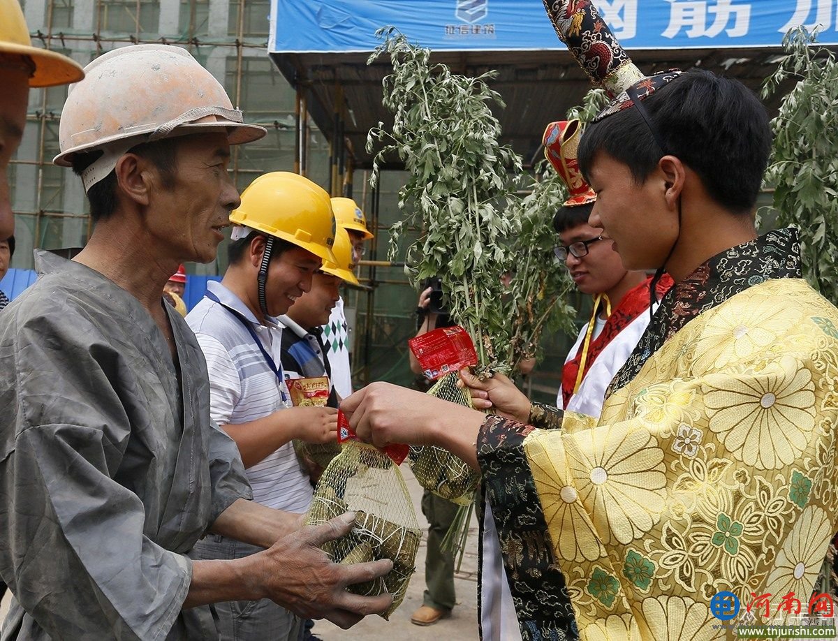 河南大学生身着仿古服纪念屈原 包粽子送给环卫工