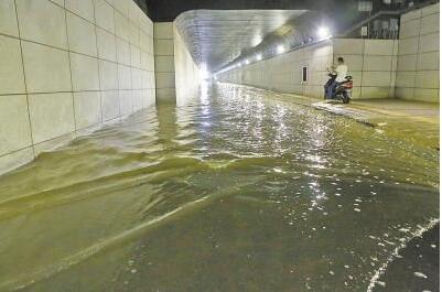 河南：郑州大雨淹道理 行人车辆走不通