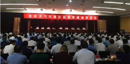 近日，多位来自河南商丘的群众向中国之声反映称，为治理大气污染，商丘将市区和县城的大多数中小饭店，全部强制关闭了，不少企业也被要求停产。这在当地引起较大争议，有群众点赞，也有群众提出质疑。恰逢中央环保督察组本月进驻河南，商丘的做法，是一场动真格的“刮骨疗毒”，还是突击应付检查的一阵风？
