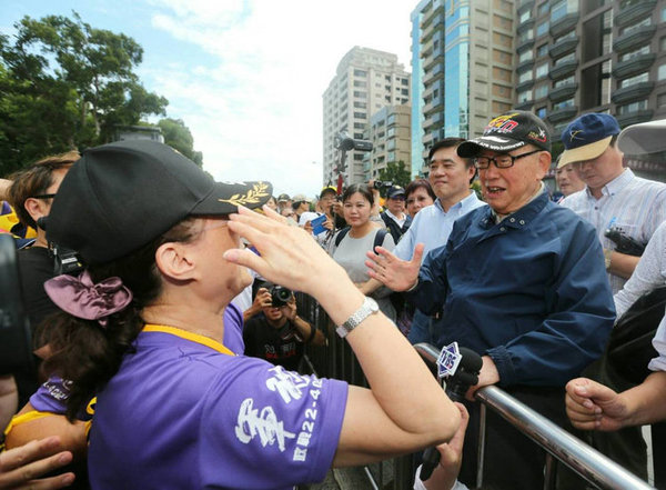 台湾10万军公教游行抗议蔡英文 洪秀柱现身(图)