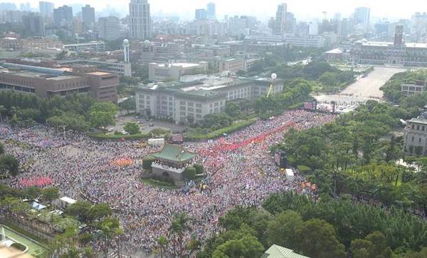 台湾：14.5万人上街抗议蔡英文 