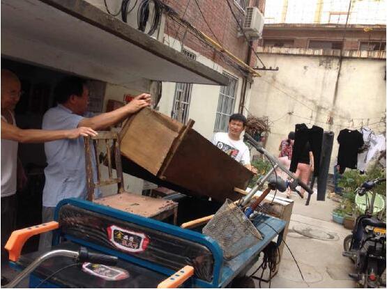 郑州：省银行社区开展环境卫生治理行动