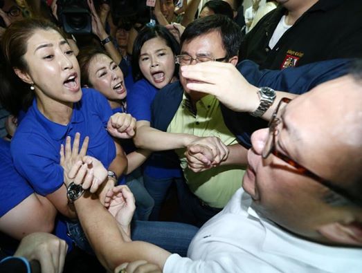 台湾“立法院”爆发冲突 民进党男立委趁机袭胸(图)