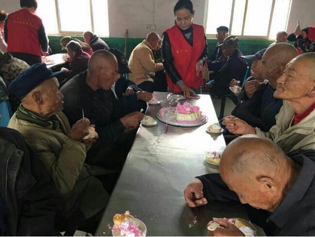 河南：为确山爱之光义工社团的义工们点赞