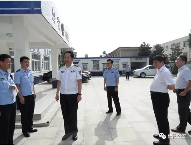 信阳市公安局局长侯钦东到明港公安分局调研工作慰问民警