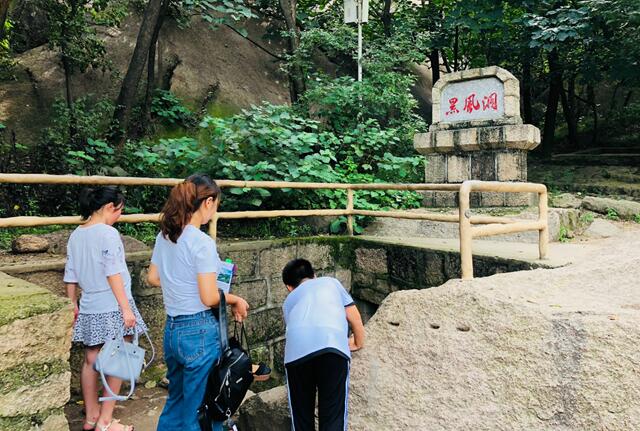 河南：青少年免费游嵖岈山