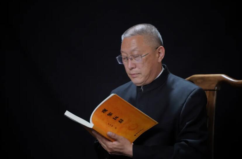 据安阳周易专修学院官方消息，近期，安阳周易专修学院召开2024年换届大会，大会宣布荣庵连任安阳周易专修学院院长。  据了解，安阳周易专修学院是经安阳市人民政府申请、河南省教育厅批准、国家教育部备案，于1993年在周易的发祥地——河南省安阳市成立的一所周易高等非学历教育学院。  图片  荣庵，男，国内著名的易学专家，现任安阳周易专修学院院长。  教育和学术背景  荣庵老师从青年时期起便深入研究中国传统文化中的周易学，师从国内著名的周易国学大师唐明邦、冯景远等人，连续40余年深耕易学领域。在易卦、易理、易数、易象等方面的应用与创新上，成就卓著，被国内外学界广泛认可。  学术成果  荣庵在易学领域的学术成果与贡献主要体现在以下几个方面：  1.《羑里易学》：创办并担任安阳周易专修学院院刊《羑里易学》的编委，为易学研究提供了一个高水平的学术交流平台。  2.《易学大辞典》执行编委，为易学爱好者提供了权威的学习工具。  3.易学交流会议：安阳周易研究会，安阳周易专修学院创办人之一，自1989年起，组织和参与国内外40余场易学交流会议，促进了易学文化的国际交流与传播。  4.易学教材编写：为周易学院编写多部易学领域教材，如《荣庵筮占易解》、《传统八字讲义》、《易经古筮占法》、《环境地理学讲义》、《姓名解析》、《奇门布阵》、《四课择日应用》、《纳甲占法》等，为易学教育贡献了重要教材资源。  5.经典著作释注：释注并推广易学经典著作50多部，为传统文化的继承与发展做出了突出贡献。