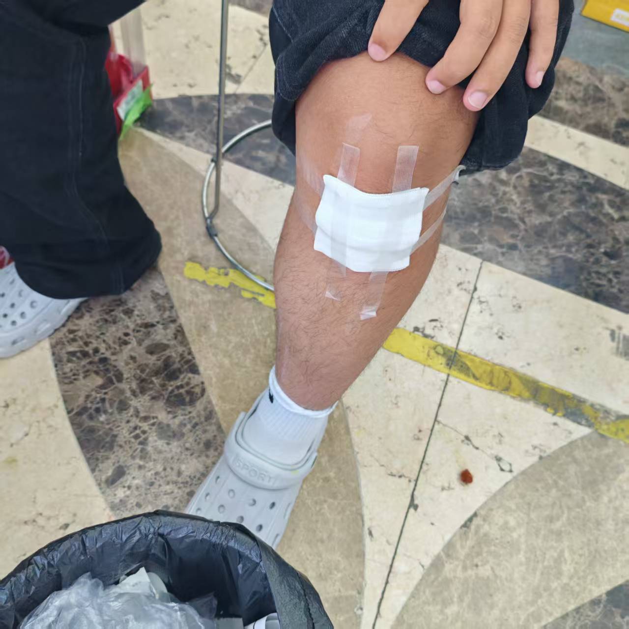 郑州叮当快药筑起“爱心健康小屋”，为烈日下的骑手送上清凉和关怀