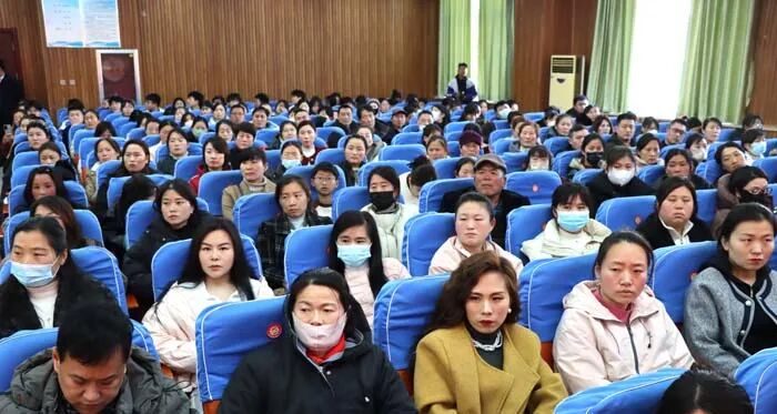 苏笑聪应邀赴滕州善国教育集团开展情境教育专题讲座