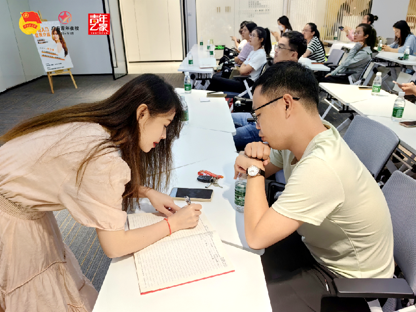 光明南山青年夜校爆火，kiki老师粤语课受追捧